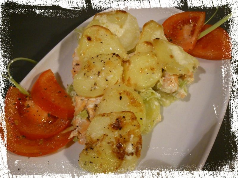 Ziemniaczana zapiekanka z łososiem i porem