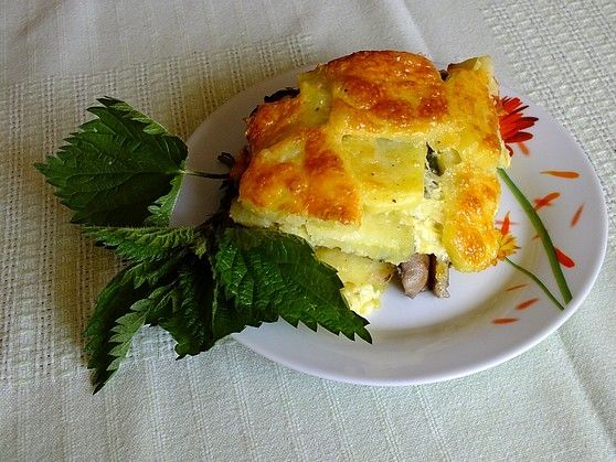 Ziemniaczana zapiekanka z maślakami i pokrzywą
