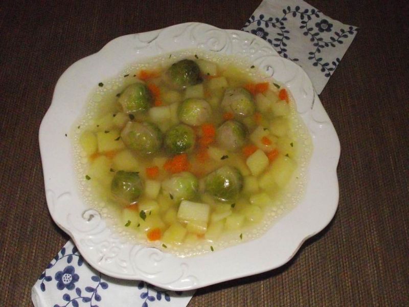 Ziemniaczana zupa z brukselką  Ziemniaczana zupa z brukselką