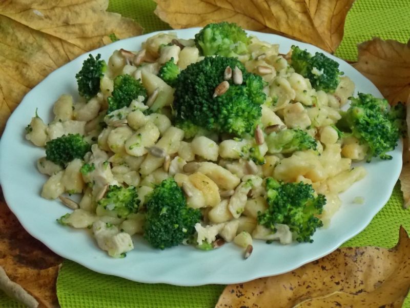 Ziemniaczane kluseczki z brokułem Ziemniaczane kluseczki z brokułem