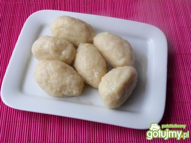 Ziemniaczane knedle z serem i cebulą