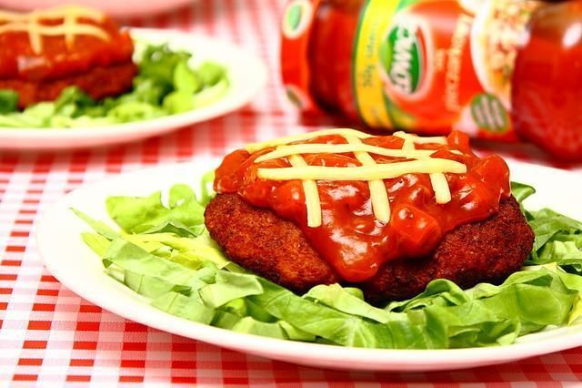 Ziemniaczane kotlety i sos pieczarkowy