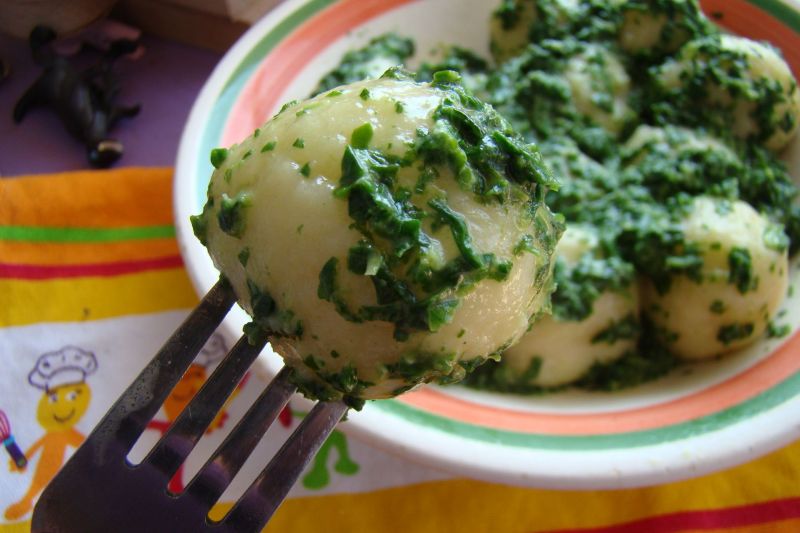 Ziemniaczane kulki w szpinaku . Ziemniaczane kulki w szpinaku .