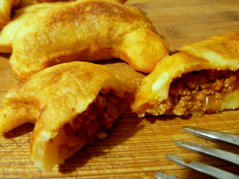 Ziemniaczane pierożki z mielonym i rodzynkami  Ziemniaczane pierożki z mielonym i rodzynkami