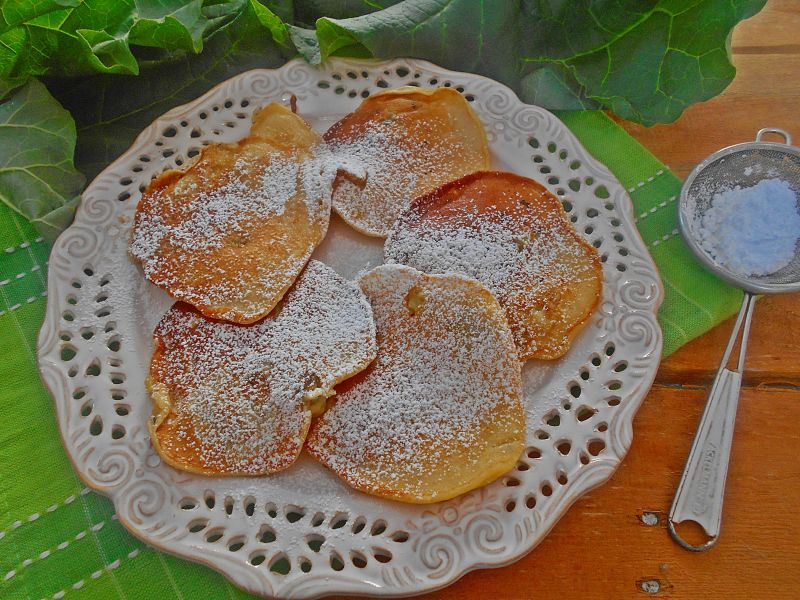 Ziemniaczane placki z rabarbarem i kiwi