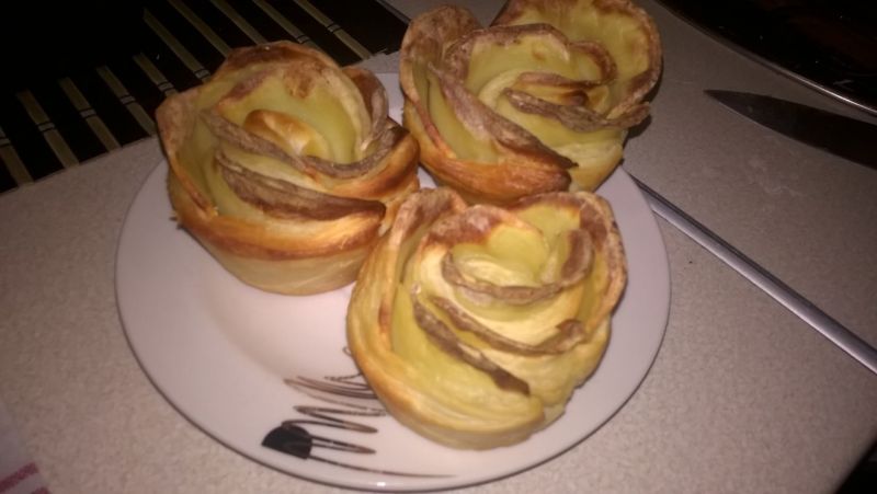 Ziemniaczane róże w cieście francuskim