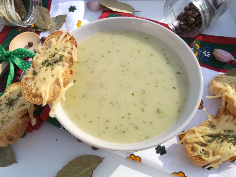 Ziemniaczano czosnkowa zupa krem z serową grzanką