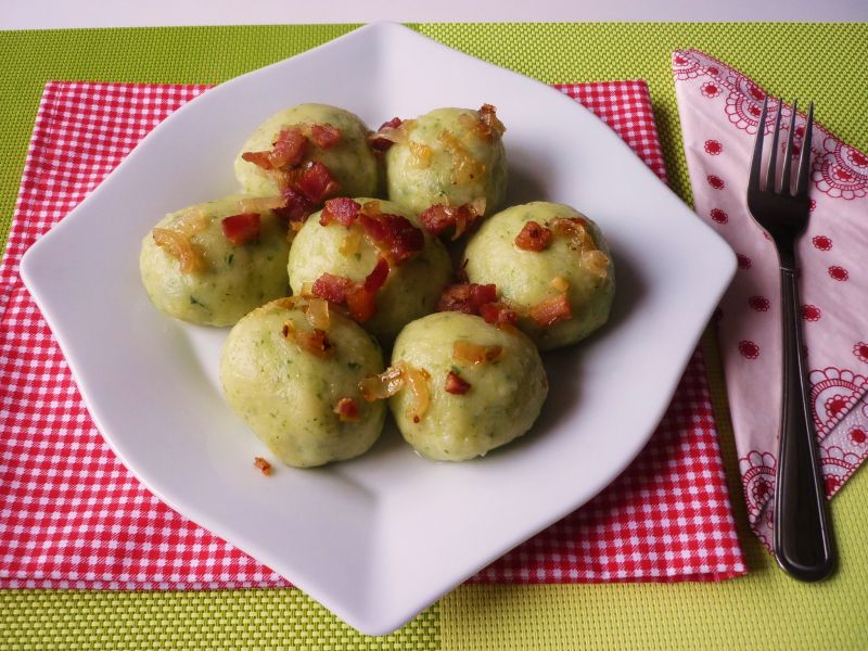 Ziemniaczano-szpinakowe knedle z pieczarkami