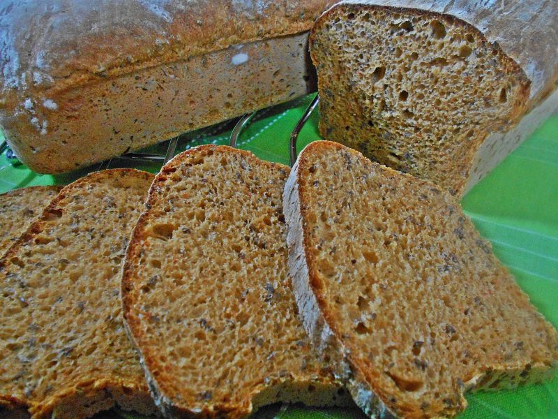 Ziemniaczany chleb z pieczoną papryką i pesto Ziemniaczany chleb z pieczoną papryką i pesto