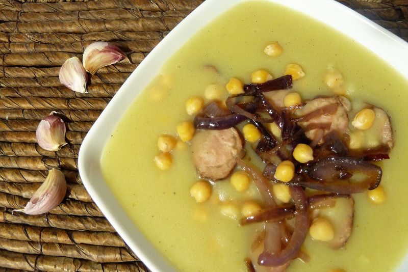 Ziemniaczany krem z ciecierzycą i cebulą Ziemniaczany krem z ciecierzycą i cebulą