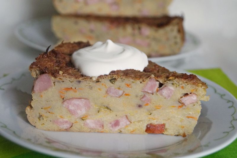 Ziemniaczany tort z cukinią i kiełbasą