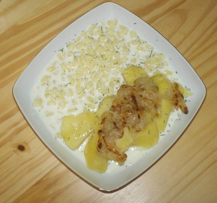 Ziemniaczki z cebulką podane z zacierką na mleku