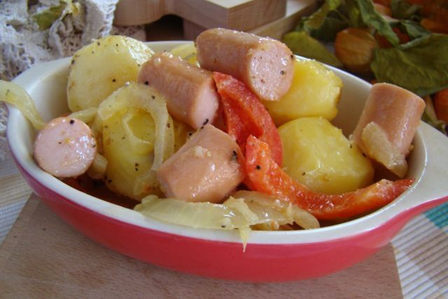 Ziemniaczki z papryką i parówkami  Ziemniaczki z papryką i parówkami