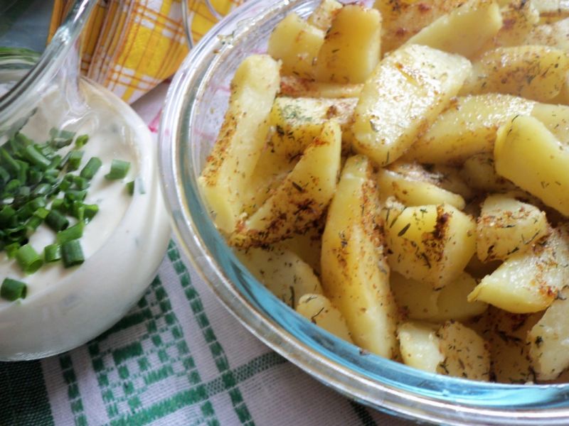 Ziemniaczki z piekarnika z sosem jogurtowym