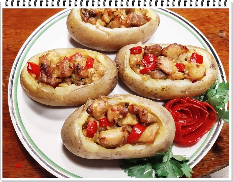 Ziemniaki Eli z kurczakiem i czerwoną papryką. Ziemniaki Eli z kurczakiem i czerwoną papryką.