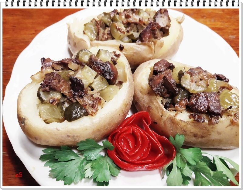 Ziemniaki Eli z wątróbką drobiową i ogórkami Ziemniaki Eli z wątróbką drobiową i ogórkami