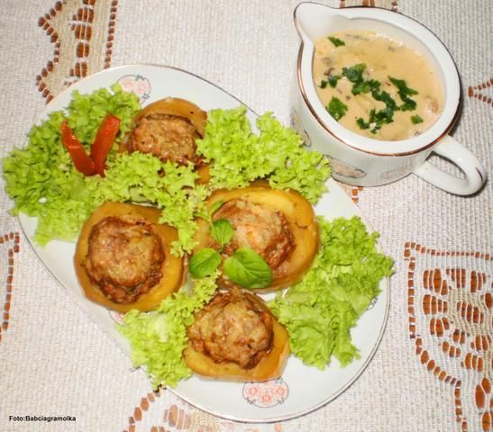 Ziemniaki faszerowane mięsem w sosie  Ziemniaki faszerowane mięsem w sosie