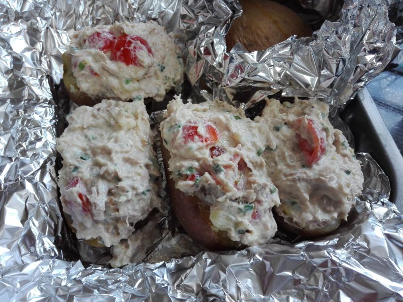 Ziemniaki faszerowane pastą z tuńczyka i serka