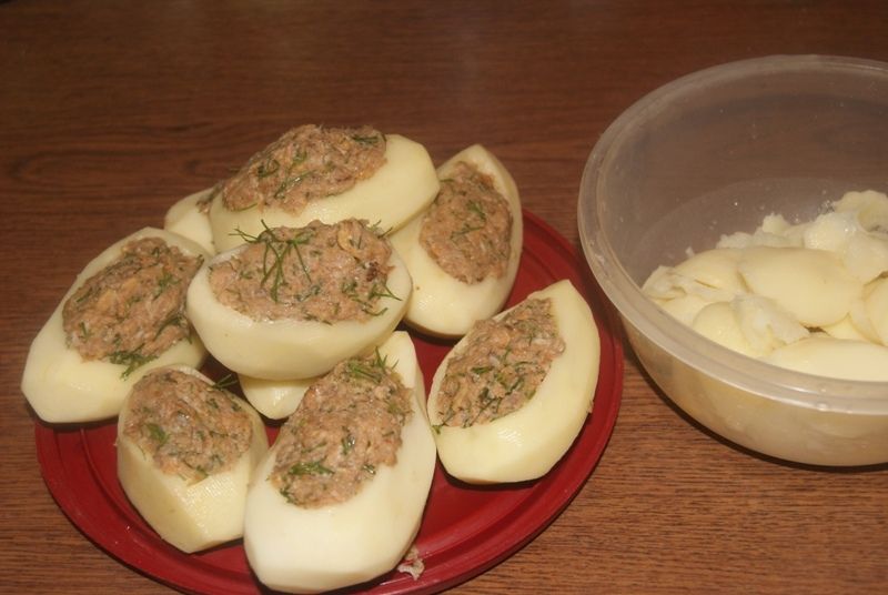 Ziemniaki faszerowane w sosie koperkowym