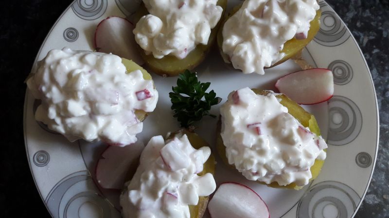 Ziemniaki faszerowane wiejskim serkiem Ziemniaki faszerowane wiejskim serkiem