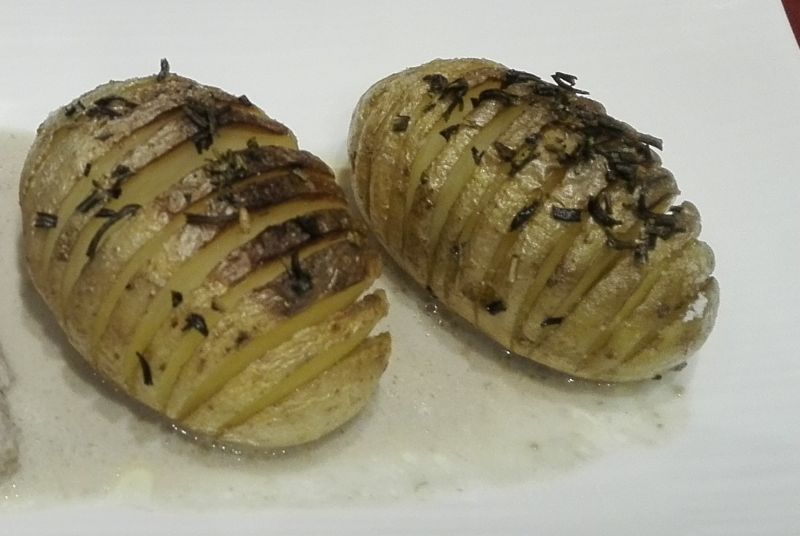 Ziemniaki hasselback Ziemniaki hasselback