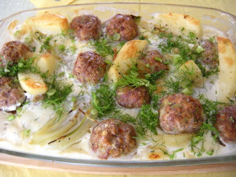 Ziemniaki i fenkuł zapiekane z mięsem i serem