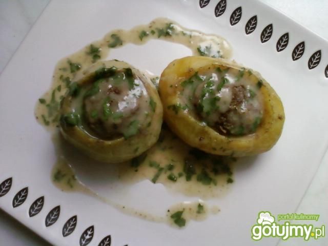 Ziemniaki i kalarepy faszerowane mięsem