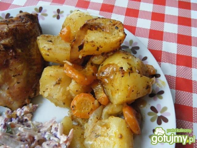 Ziemniaki pieczone razem z kurczakiem Ziemniaki pieczone razem z kurczakiem