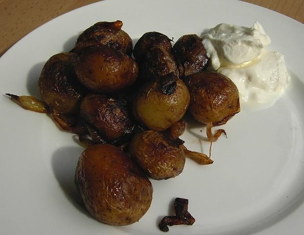 Ziemniaki pieczone z cebula Ziemniaki pieczone z cebula
