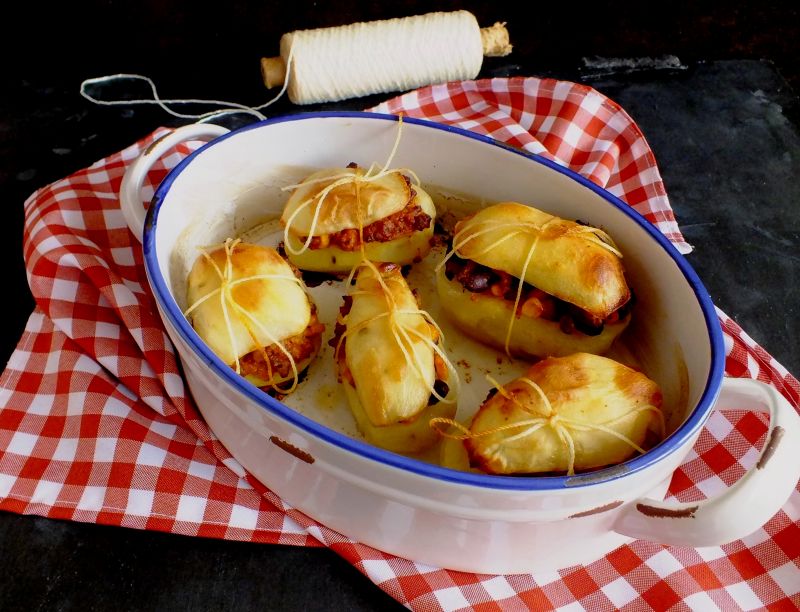 Ziemniaki pieczone z chili con carne