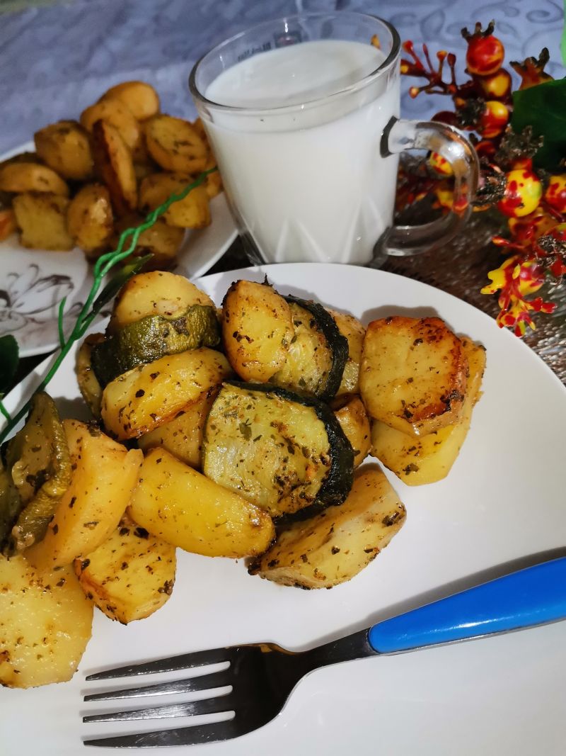 Ziemniaki pieczone z cukinią i przyprawami