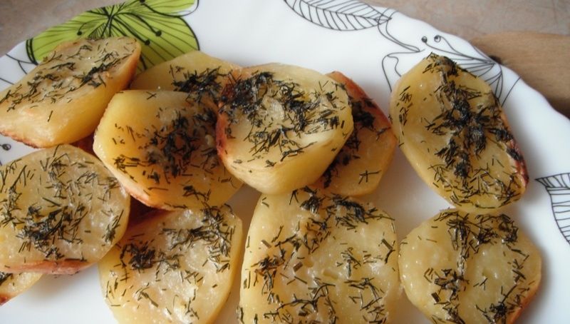 Ziemniaki pieczone z koperkiem i czosnkiem 