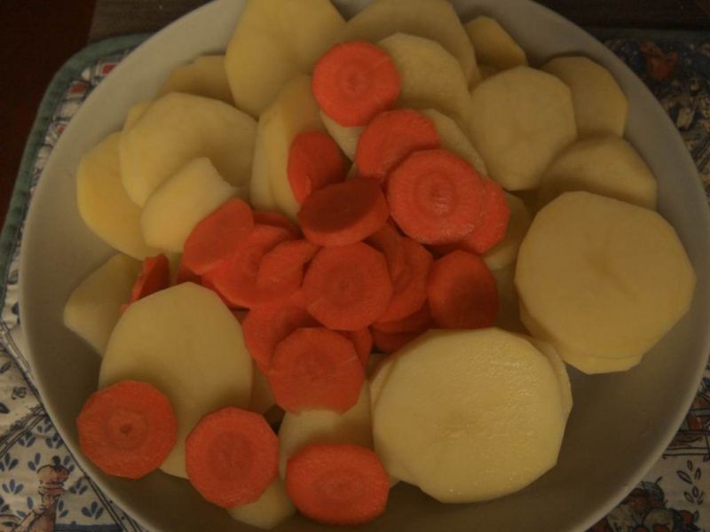 Ziemniaki pieczone z marchwią i cebulą 