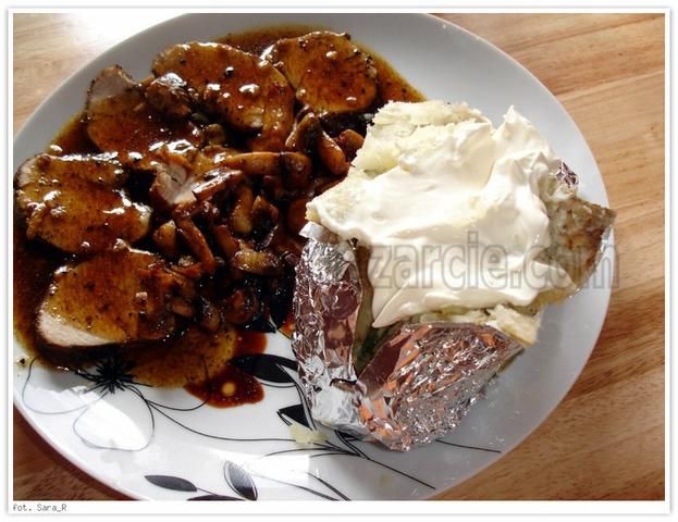 Ziemniaki pieczone z masłem i śmietaną