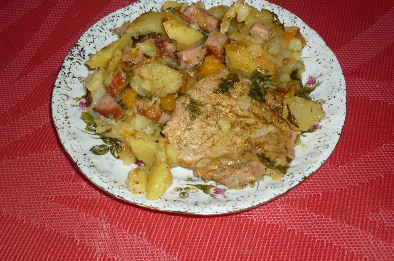 Ziemniaki pieczone z warzywami i schabem
