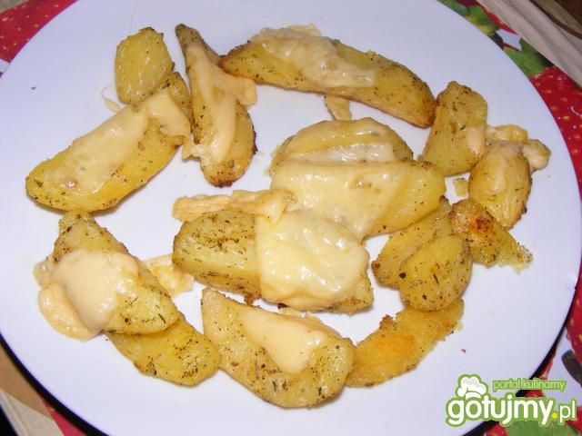 Ziemniaki pieczone z żółtym serem Ziemniaki pieczone z żółtym serem