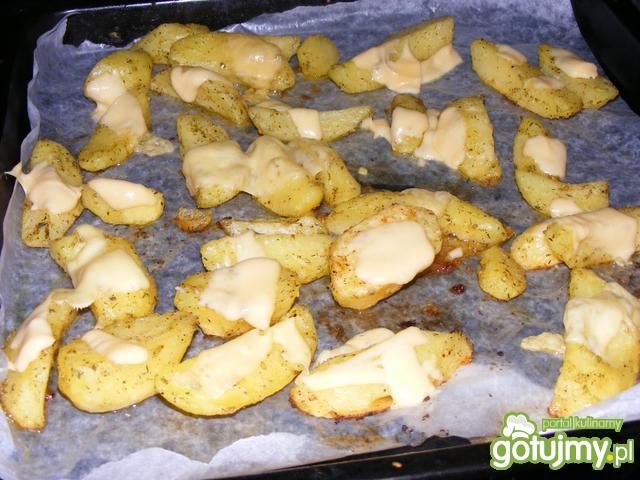 Ziemniaki pieczone z żółtym serem