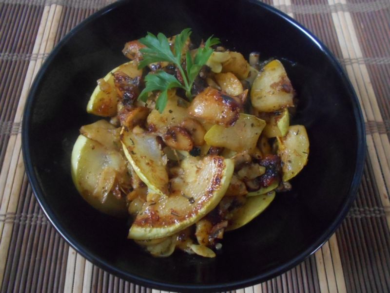 Ziemniaki podsmażane z kabaczkiem i pieczarkami