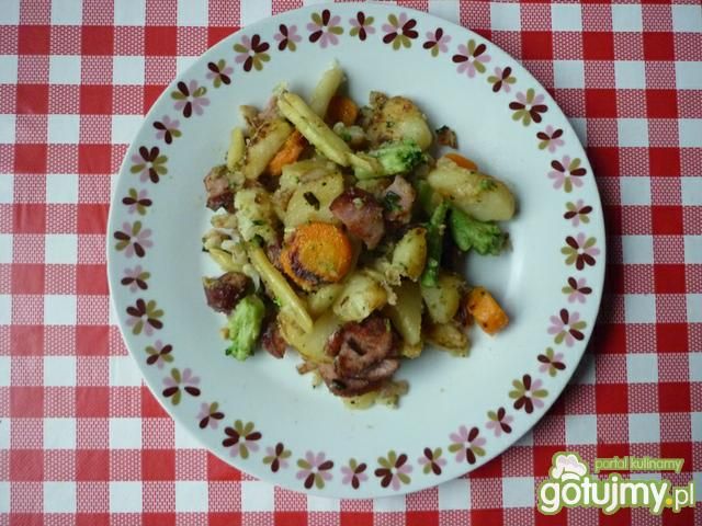 Ziemniaki podsmażane z wędliną i warzywa