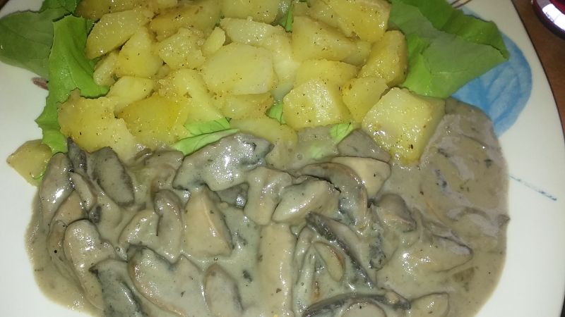 Ziemniaki smażone podane z sosem pieczarkowym Ziemniaki smażone podane z sosem pieczarkowym
