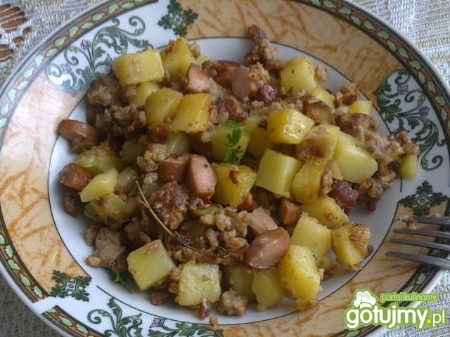 Ziemniaki smażone z mięsem i majerankiem
