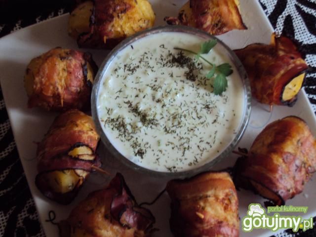 Ziemniaki w boczku z sosem ogórkowym Ziemniaki w boczku z sosem ogórkowym