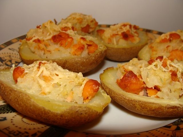 Ziemniaki w mundurkach faszerowane łososiem