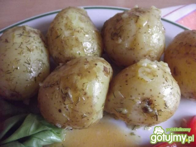 Ziemniaki w mundurkach z masłem i koperk