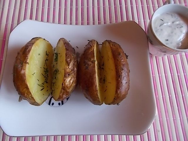 Ziemniaki w mundurkach z sosem koperkowym