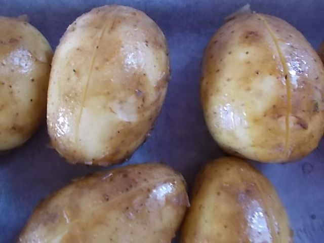 Ziemniaki w mundurkach z sosem koperkowym
