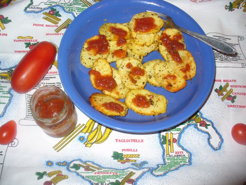 Ziemniaki w plasterkach pieczone w piekarnkiu Ziemniaki w plasterkach pieczone w piekarnkiu