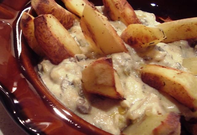 Ziemniaki z dipem pieczarkowym i indykie