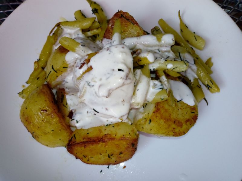 Ziemniaki z fasolką i sosem czosnkowym Ziemniaki z fasolką i sosem czosnkowym