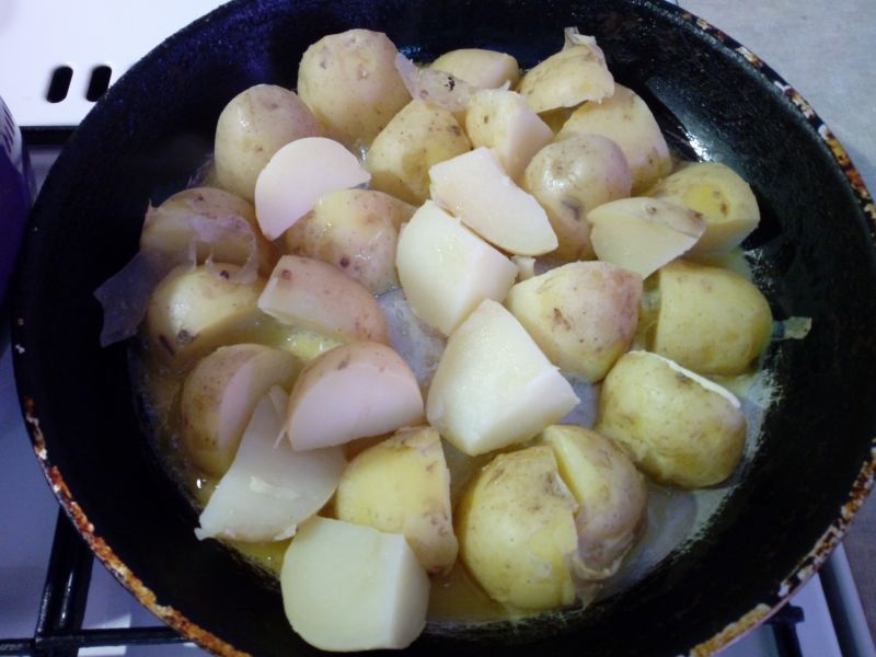 Ziemniaki z fasolką i sosem czosnkowym